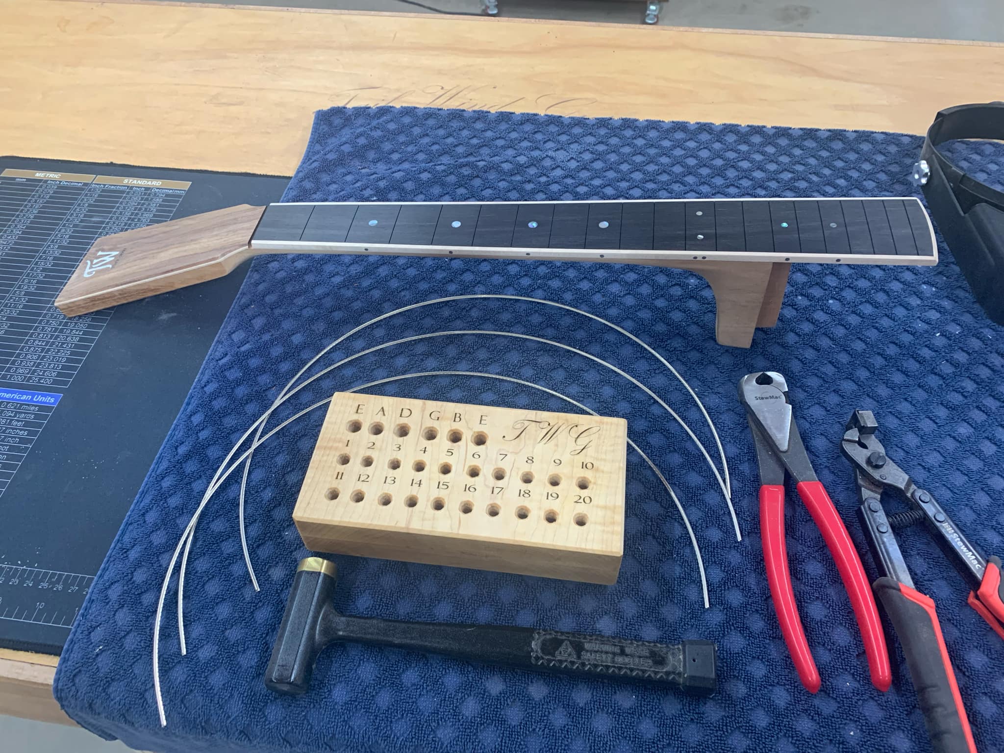 Fretting the neck
